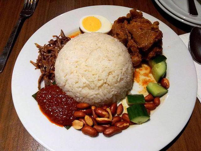 Nhờ bán các đĩa cơm Nasi Lemak hấp dẫn thực khách nên cô Saleha Abdulla (Malaysia) kiếm được 400.000 Ringit/tháng (2,2 tỷ đồng)..