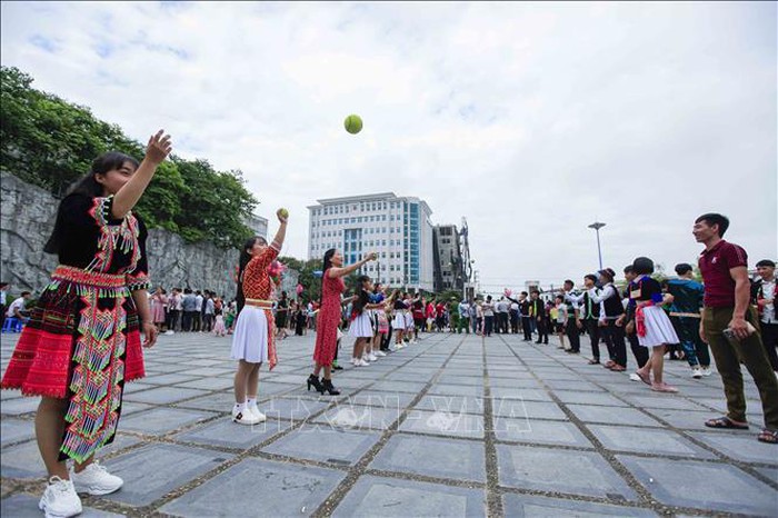 Trò chơi ném pa pao. Ảnh: Xuân Tư/TTXVN