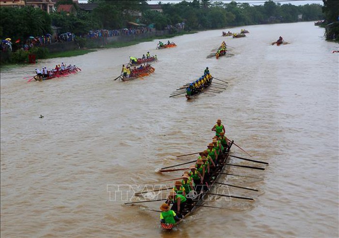 Các thuyền tranh tài quyết liệt tại lễ hội. Ảnh: Mạnh Thành/TTXVN