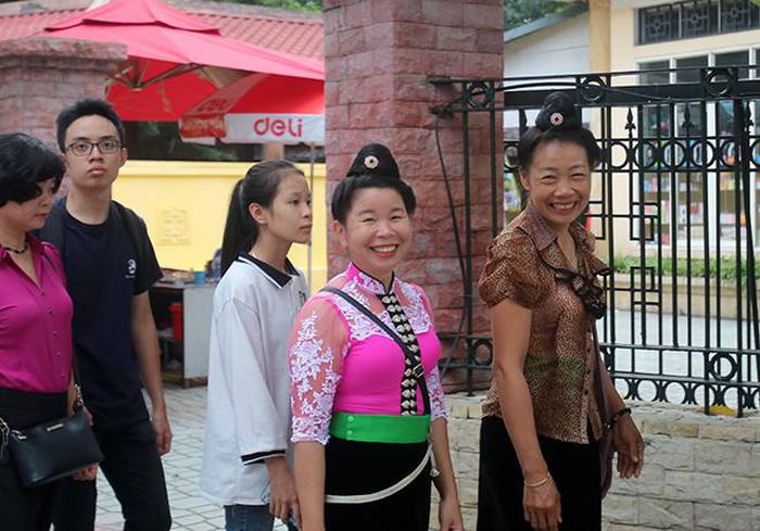 Một gia đình ở Điện Biên chia sẻ: “Hàng năm chúng tôi đều xuống Hà Nội viếng Bác. Hôm nay chúng tôi có mặt tại đây từ 5 giờ sáng, viếng Bác xong, gia đình sẽ đi tham quan một vài điểm tại Thủ đô trong Ngày Tết Độc lập”