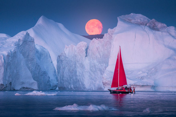 Mùa hè năm nay là một trong những mùa hè nóng nhất ở Greenland. Các chỏm băng đang tan chảy nhanh hơn bao giờ hết - mức tan băng vốn được dự đoán chỉ xảy ra vào năm 2070 - Ảnh: Albert