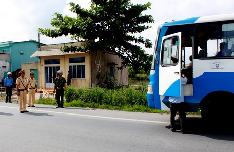  Thực hiện kế hoạch của Ban An toàn giao thông tỉnh về đảm bảo ATGT dịp nghỉ lễ và khai giảng năm học mới, các lực lượng chức năng chú trọng kiểm tra xe khách chở quá số người quy định.