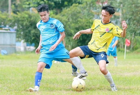  Pha tranh bóng trong trận Long Hồ (áo vàng) thắng Trường THPT Vĩnh Long 2-0.