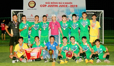 Đội Tập đoàn De Heus giành chiếc cúp vô địch.