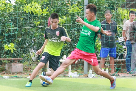 Pha tranh bóng trong trận Tân Long (phải) gặp An Phước,