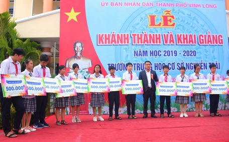 Học sinh có hoàn cảnh khó khăn nhận học bổng của các mạnh thường quân.