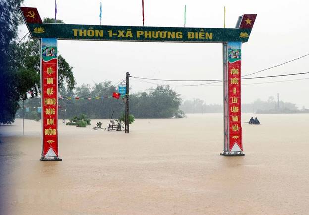  Đường liên thôn ở xã Phương Mỹ, Hương Khê, Hà Tĩnh ngập sâu trong nước lũ. (Ảnh: Công Tường/TTXVN)