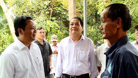 Sáng 5/9, Bí thư Huyện ủy Long Hồ (bìa trái) đã đến thăm hỏi các hộ dân có nhà bị sập và tốc mái.