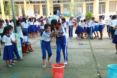 Sau lễ khai giảng, các em thỏa sức chơi trò chơi dân gian.