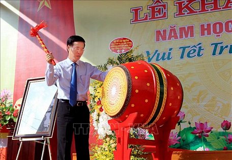 Đồng chí Võ Văn Thưởng đánh trống Lễ khai giảng năm học mới tại trường Trung học Cơ sở Chu Văn An. Ảnh: An Đăng/TTXVN