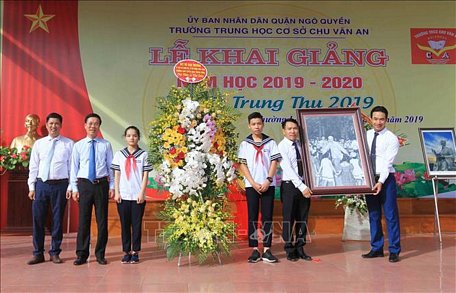 Đồng chí Võ Văn Thưởng chúc mừng thầy trò trường Trung học Cơ sở Chu Văn An nhân dịp khai giảng năm học mới. Ảnh: An Đăng/ TTXVN
