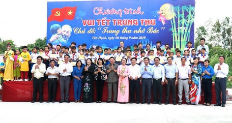 Đại biểu chụp ảnh lưu niệm với các em thiếu nhi được trao học bổng, xe đạp trong đợt này.