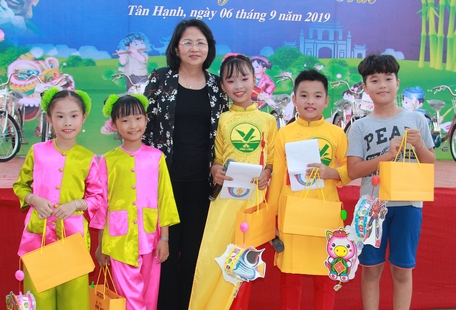 Phó chủ tịch nước trao quà trung thu cho thiếu nhi.