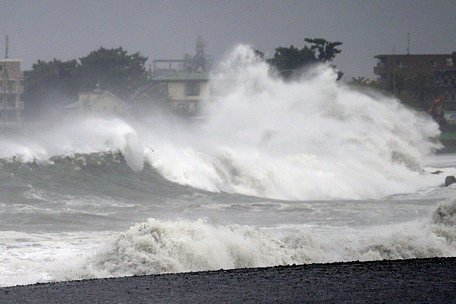 Bão Faxai gây ra sóng lớn tại Shizuoka. (Ảnh: Kyodo)