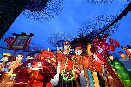  Đèn lồng được thắp sáng rực rỡ để chào đón Trung thu tại Singapore ngày 27/8/2019. Ảnh: AFP/TTXVN