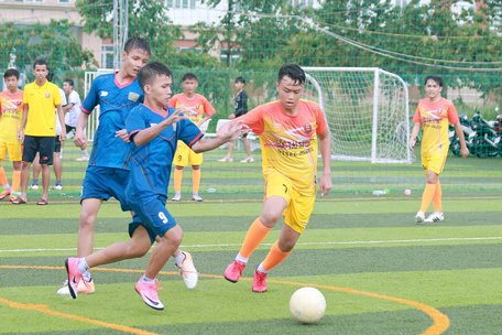  Pha tranh bóng tại Giải bóng đá U15 Cúp Justin Juince lần 1- 2019.