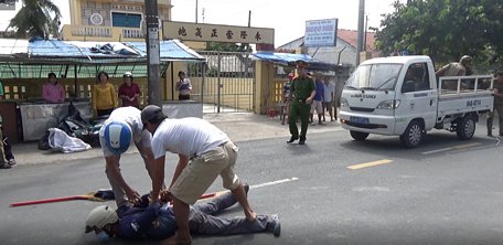 Nhân dân vây bắt “đối tượng” giao cho cơ quan công an.