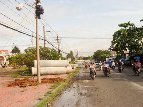  Đơn vị thi công chuẩn bị lắp cống bên mố A.