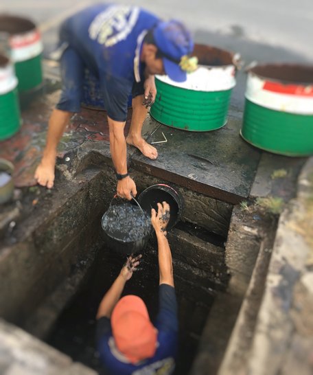   Công tác khơi thông cống rãnh được thực hiện thường xuyên nhằm hạn chế tình trạng ngập lụt.