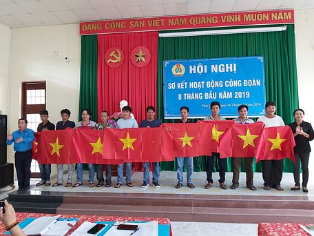 Ông Trần Thanh Việt, Chủ tịch LĐLĐ tỉnh Kiên Giang trao cờ Tổ quốc cho ngư dân Phú Quốc