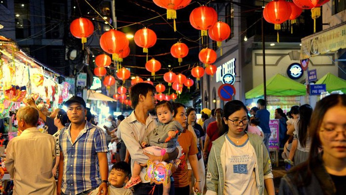 "Năm nay, người đi tham quan đã có ý thức hơn, không chen lấn, làm hư hại đèn và một số sẵn sàng mua đèn ủng hộ mỗi khi chụp ảnh xong", bà Tống Mỹ Ngân chủ cửa hàng ở khu vực này cho hay./.