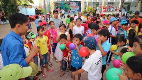 Ngoài bánh trung thu, lồng đèn, các em vui hội trăng rằm còn được chơi trò chơi.