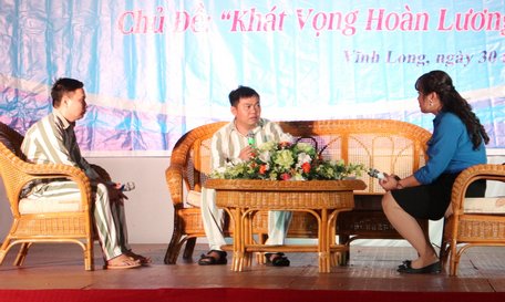 Anh Sang (ngồi giữa) và anh Được chia sẻ ước mơ hoàn lương được trở về với gia đình và tái hòa nhập cộng đồng.