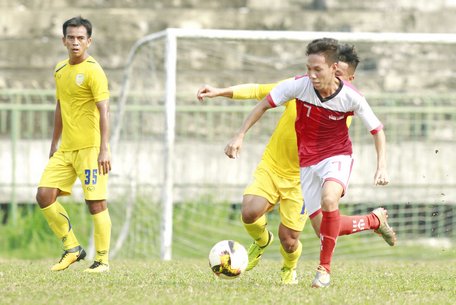 Đội chủ nhà Đồng Tháp (áo vàng) có chiến thắng trước đội U.21 Vĩnh Long 3-0.