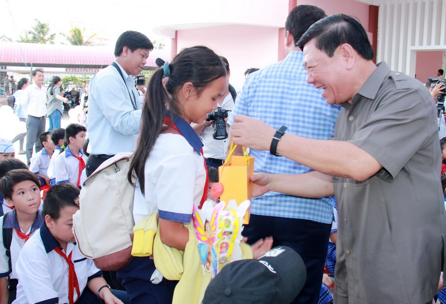 Tết Trung thu năm 2019, Tỉnh ủy- HĐND- UBND- UBMTTQ Việt Nam tỉnh Vĩnh Long tổ chức nhiều đoàn lãnh đạo đi thăm, trao quà trung thu cho các địa phương trong tỉnh (Ảnh: Bí thư Tỉnh ủy- Trần Văn Rón trao quà cho các cháu nhỏ)