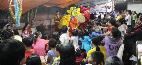 Rất đông người đến xem tiết mục múa lân tại đêm hội.