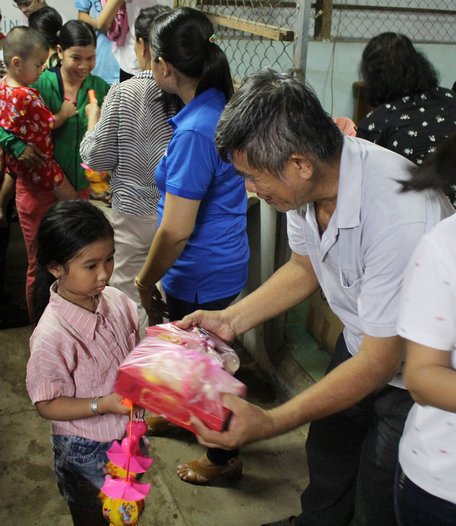 Chương trình vui hội trăng rằm được gia đình ông Ngô Hồng Hà duy trì hằng năm đã đem đến mùa Trung thu đầy ý nghĩa.