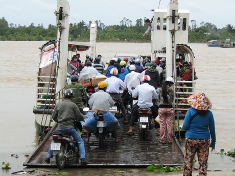 Hành khách qua đò ngang không mặc áo phao.