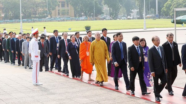 Đoàn Đại biểu dự Đại hội đại biểu toàn quốc MTTQ Việt Nam lần thứ IX, nhiệm kỳ 2019-2024 vào viếng lăng Chủ tịch Hồ Chí Minh sáng 18/9. Ảnh: MTTQ Việt Nam