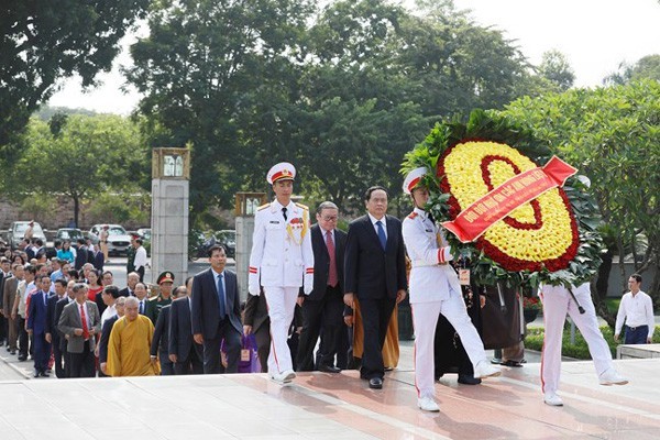 Đoàn Đại biểu dự Đại hội đại biểu toàn quốc MTTQ Việt Nam lần thứ IX, nhiệm kỳ 2019-2024 dâng hương tưởng niệm các anh hùng liệt sĩ sáng 18/9. Ảnh: MTTQ Việt Nam