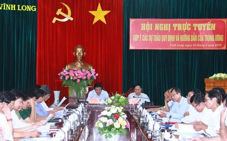 Đồng chí Bùi Văn Nghiêm- Phó Bí thư Thường trực Tỉnh ủy, Chủ tịch HĐND tỉnh cùng đại biểu tham dự hội nghị tại điểm cầu Vĩnh Long.