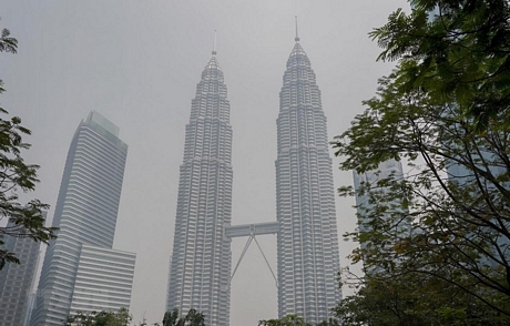 Tòa tháp đôi Petronas tại thủ đô Kuala Lumpur của Malaysia, bị bao phủ trong "màn sương trắng" khói bụi ngày 10/9 vừa qua. (Ảnh: THX/TTXVN)