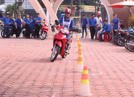 Thí sinh trong phần thi lái xe linh hoạt qua hàng cọc tiêu