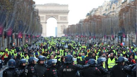 Biểu tình Áo vàng ở Pháp. Ảnh: Reuters