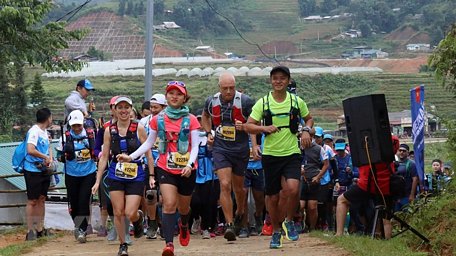 Các vận động viên tranh tài trên đường chạy 21 km. (Ảnh: Quốc Khánh/TTXVN)