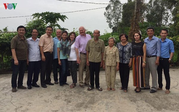 Cựu phi công Mỹ thăm nhà Đại tá phi công Nguyễn Văn Bảy vào tháng 1/2018.