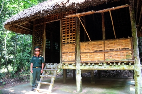 Thượng tá Thi Văn Tứ thăm ngôi nhà sàn mà Bác từng làm việc ở Khuôn Tát.