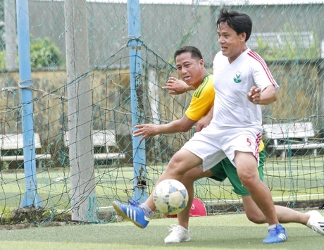 Pha bóng ghi bàn của Đồng Tâm Võ Thanh Sơn (Năng khiếu 1) trước sự cản phá của Nguyễn Thanh Sơn B (Năng khiếu 2).