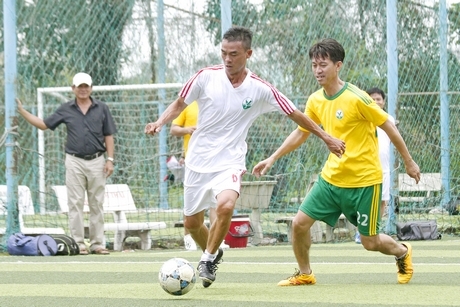 Pha đi bóng của Tăng Quang Long (Năng khiếu 2) trước Nguyễn Phú Cường (Năng khiếu 1).