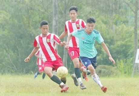 Pha tranh bóng trong trận tranh hạng ba, Hiếu Hụng FC (áo xanh) thắng Thanh Bình FC 2-1.