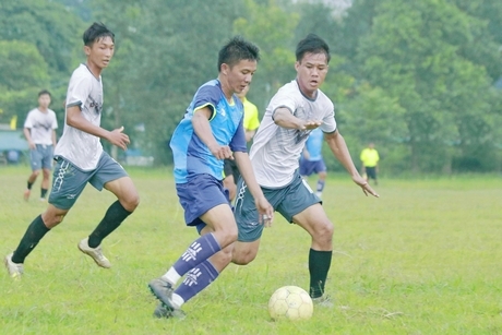  Pha tranh bóng trong trận chung kết, giữa Tiệm vàng Thúy Nga- Hiếu Nhơn  (áo xanh) thắng PP Sport- Trung Thành Tây 3-1.