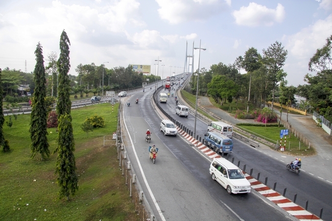 Thông tư cũng quy định: Qua cầu, cống hẹp; đi qua đập tràn, đường ngầm, hầm chui; khi lên gần đỉnh dốc, khi xuống dốc cần phải giảm tốc độ.