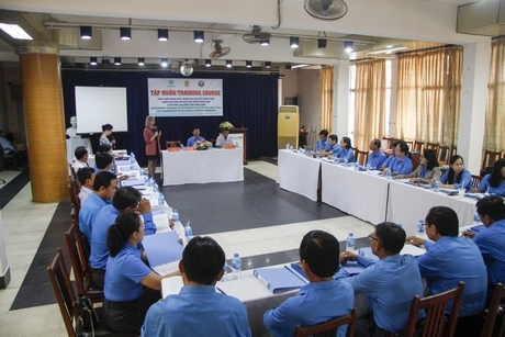 Bà Oksana Abboud triển khai chương trình cho các học viên.