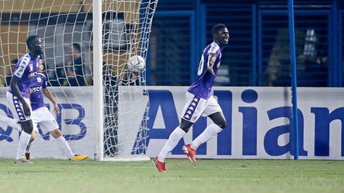 Papa Kebe nâng tỉ số 2-1 cho Hà Nội FC và bắt đầu hành hạ đối thủ