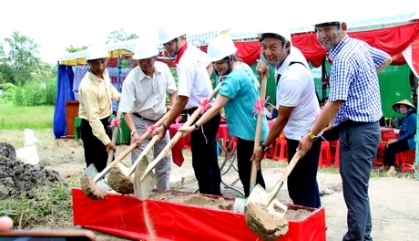 Đại diện chính quyền địa phương và mạnh thường quân thực hiện nghi thức động thổ cầu Đường Trâu.