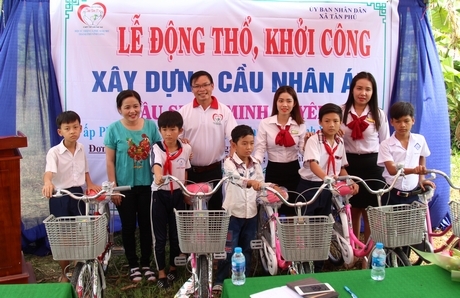 Dịp này, mạnh thường quân cũng đã tặng 10 chiếc xe đạp cho các em học sinh hiếu học ở xã Tân Phú.